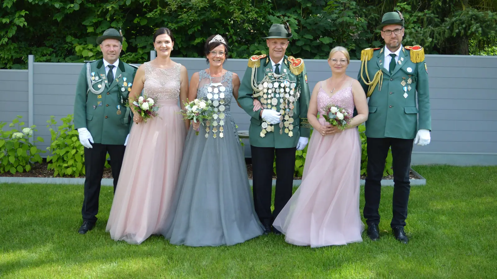 Das amtierende Königspaar Markus Ulber und Kerstin Scholle mit seinem Hofstaat (v.l.): Lothar Scholle, Sarah Kronenberg, Kerstin Scholle, Markus Ulber, Nadine Schröder und Ludger Schröder. (Foto: privat)