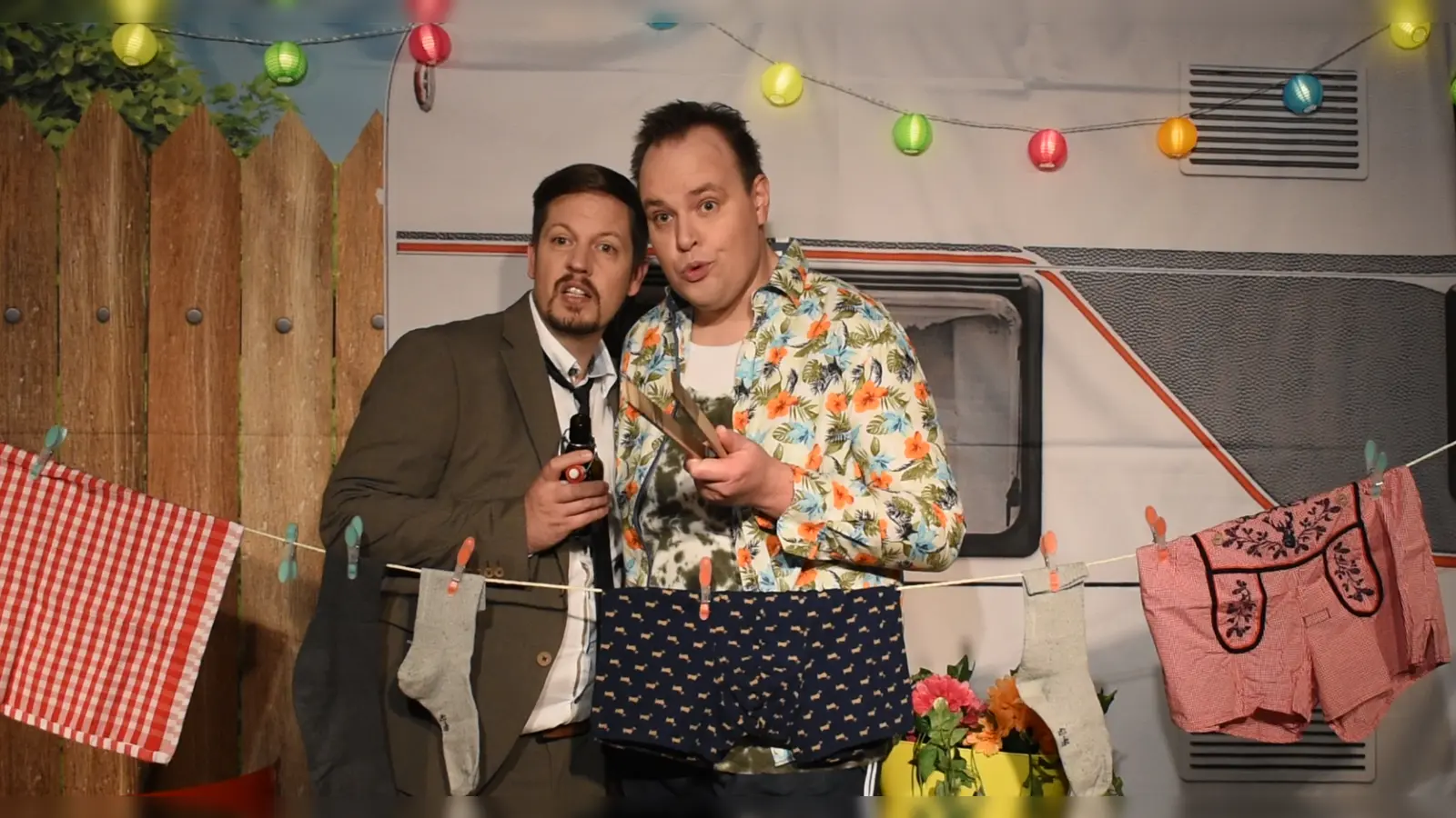 Szenenfoto aus „Campingfreunde“: Simon Hillebrand als Baulöwe Sebastian<br>von Falkenstein (links) und Stefan Marx als Campingplatzbesitzer Hagen (rechts). (Foto: privat)