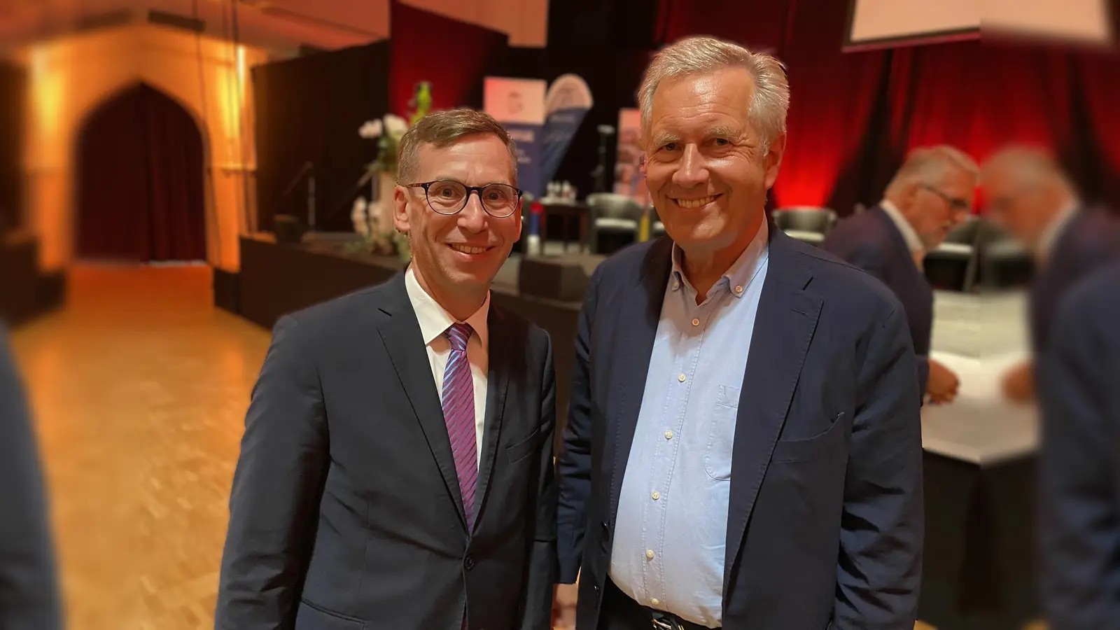 Bürgermeister Tobias Scherf gemeinsam mit Bundespräsident a.D. Christian Wulff anlässlich einer Veranstaltung in Hamm zu 375 Jahren westfälischer Friede. (Foto: Stadt Warburg)