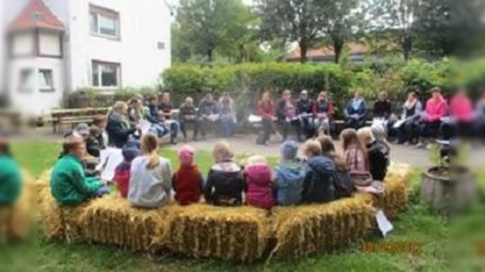 Bei strahlendem Sonnenschein wurde gemeinsam ein fröhlicher Gottesdienst auf dem Hof gefeiert. (Foto: Kita Tietelsen)