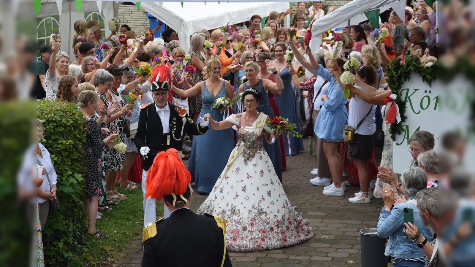 Zum Bezirksschützenfest in Albaxen fanden sich zahlreiche Ehrengäste ein. (Foto: Marc Otto)