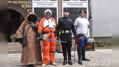 Der Yawa-Wüstenbewohner (Jamie Hamann), der X-Wing-Fighter-Pilot (Jürgen Feyerabend), der Imperiale Offizier (Frank Krierke) und Han Solo (Marc Hamann) wanderten durch Höxters Fußgängerzone.  (Foto: Barbara Siebrecht)