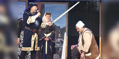 Otto Graf von Eberstein (Andreas Busche) schlug den Nachtwächter (Kolja Behrens) für seine vielen Verdienste zum Ritter.  (Foto: Barbara Siebrecht)