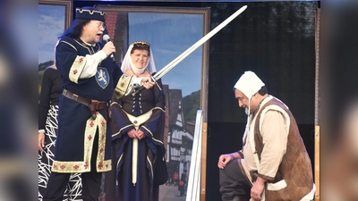 Otto Graf von Eberstein (Andreas Busche) schlug den Nachtwächter (Kolja Behrens) für seine vielen Verdienste zum Ritter.  (Foto: Barbara Siebrecht)