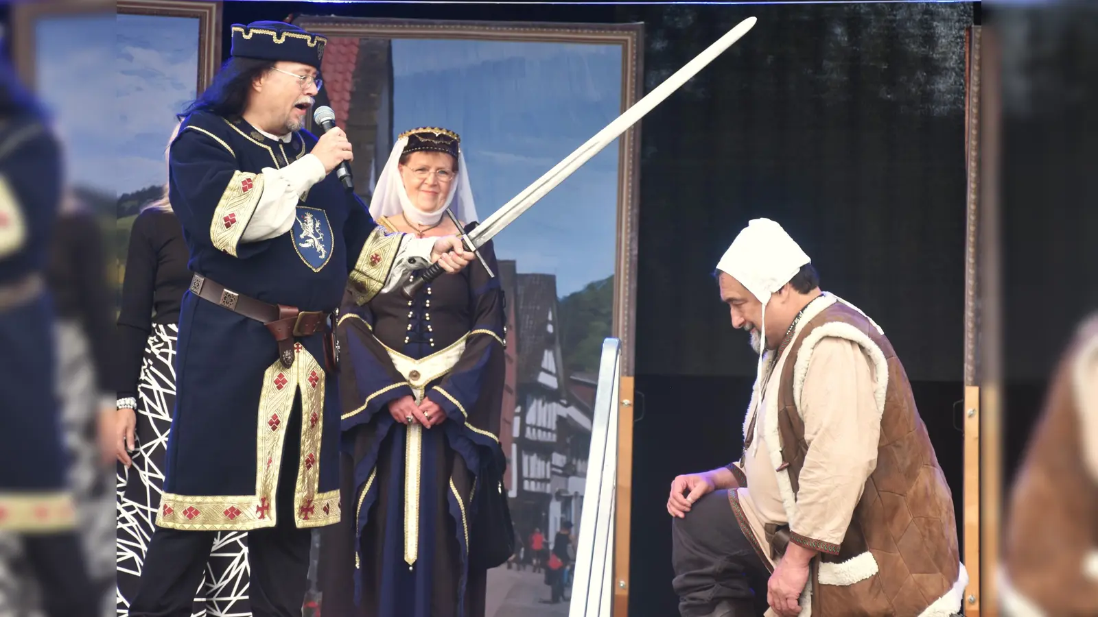 Otto Graf von Eberstein (Andreas Busche) schlug den Nachtwächter (Kolja Behrens) für seine vielen Verdienste zum Ritter.  (Foto: Barbara Siebrecht)