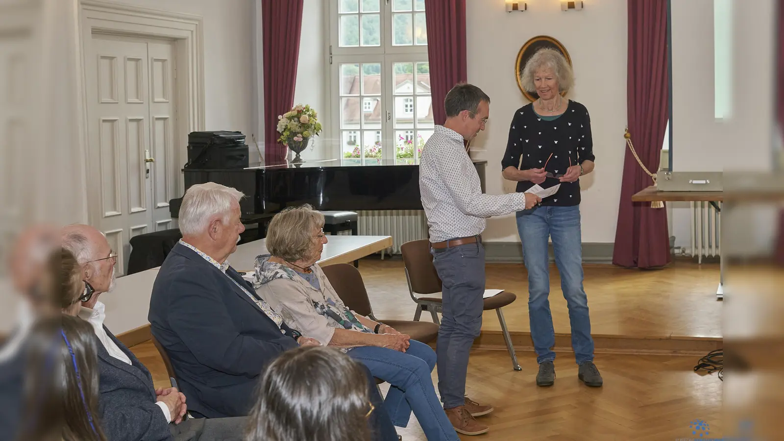 Bürgermeister Markus Dittrich (2.v.re.) nahm für die Stadt Bad Karlshafen das Handbuch des jüdischen Friedhofes Helmarshausen von Julia Drinneberg (re.) im Beisein aller Beteiligten entgegen. (Foto: Stefan Bönning)