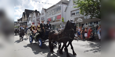 Mit einem Parademarsch präsentierten die Beverunger Schützen den Zuschauern das neue Königspaar, Peter Riepe und Karin Latzel. (Foto: Marc Otto)