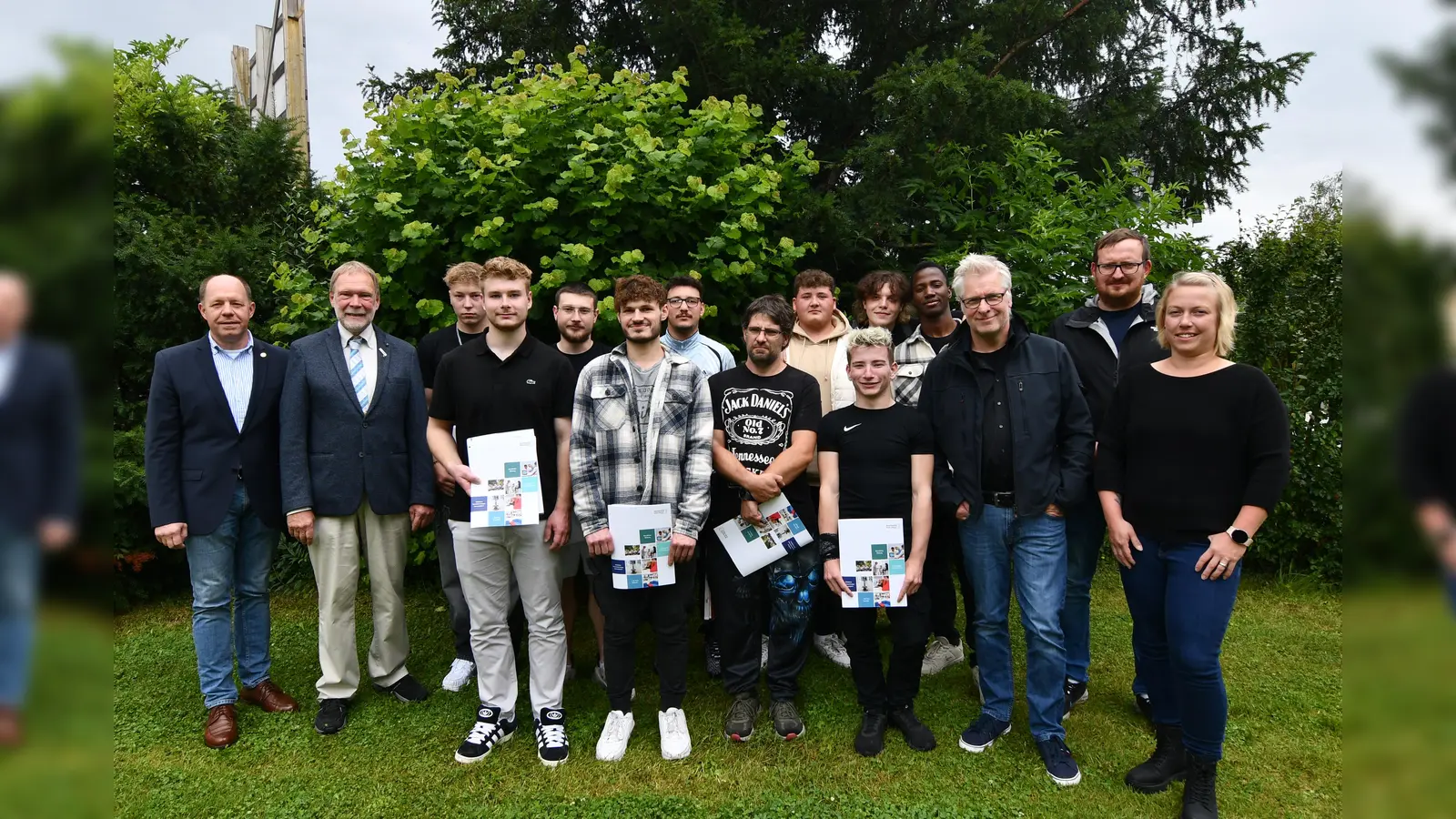 Die erfolgreichen Maler-Auszubildenden zusammen mit dem Prüfungsausschuss und dem Obermeister der Maler u. Lackierer Innung Holzminden Heiko Hartmann (links), Obermeister Alfred Gemmeke (2 von links), Carina Bolte Lehrlingswartin Holzminden (rechts), Johannes Schulte (2 von rechts) Lehrer Berufskolleg und Thomas Hartmann (3 von rechts). (Foto: privat)