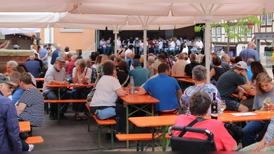 Die Besucher genossen die gemütliche Atmosphäre am Marktplatz und den Auftritt des Orchesters aus der französischen Partnerstadt Maringues.  (Foto: Julia Sürder)