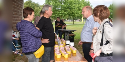 Kostenlos konnte Farbe zum Auffrischen der gelben Ws abgeholt werden.  (Foto: Barbara Siebrecht)