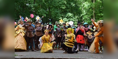 Bunt und spritzig gings zu auf der Freilichtbühne Bökendorf. (Foto: Marc Otto)