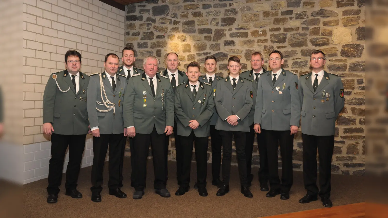 (v.l.) Der neue Hauptmann Heinz- Georg Waldeyer, Oberst Martin Kiene, dern scheidende Hauptmann Franz- Josef Böddeker (4. v.l.), neben den anderen gewählten Vorstandsmitgliedern. (Foto: Foto: Schützenbruderschaft Tietelsen)