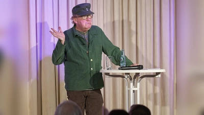 „Sach bloß“: Udo Reineke, bekennender Südostwestfale, brachte bei seinem Auftritt in Hofgeismar das Publikum mal zum Schmunzeln, mal zum Lachen. (Foto: Stefan Bönning)