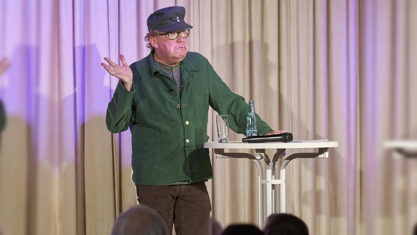 „Sach bloß“: Udo Reineke, bekennender Südostwestfale, brachte bei seinem Auftritt in Hofgeismar das Publikum mal zum Schmunzeln, mal zum Lachen. (Foto: Stefan Bönning)