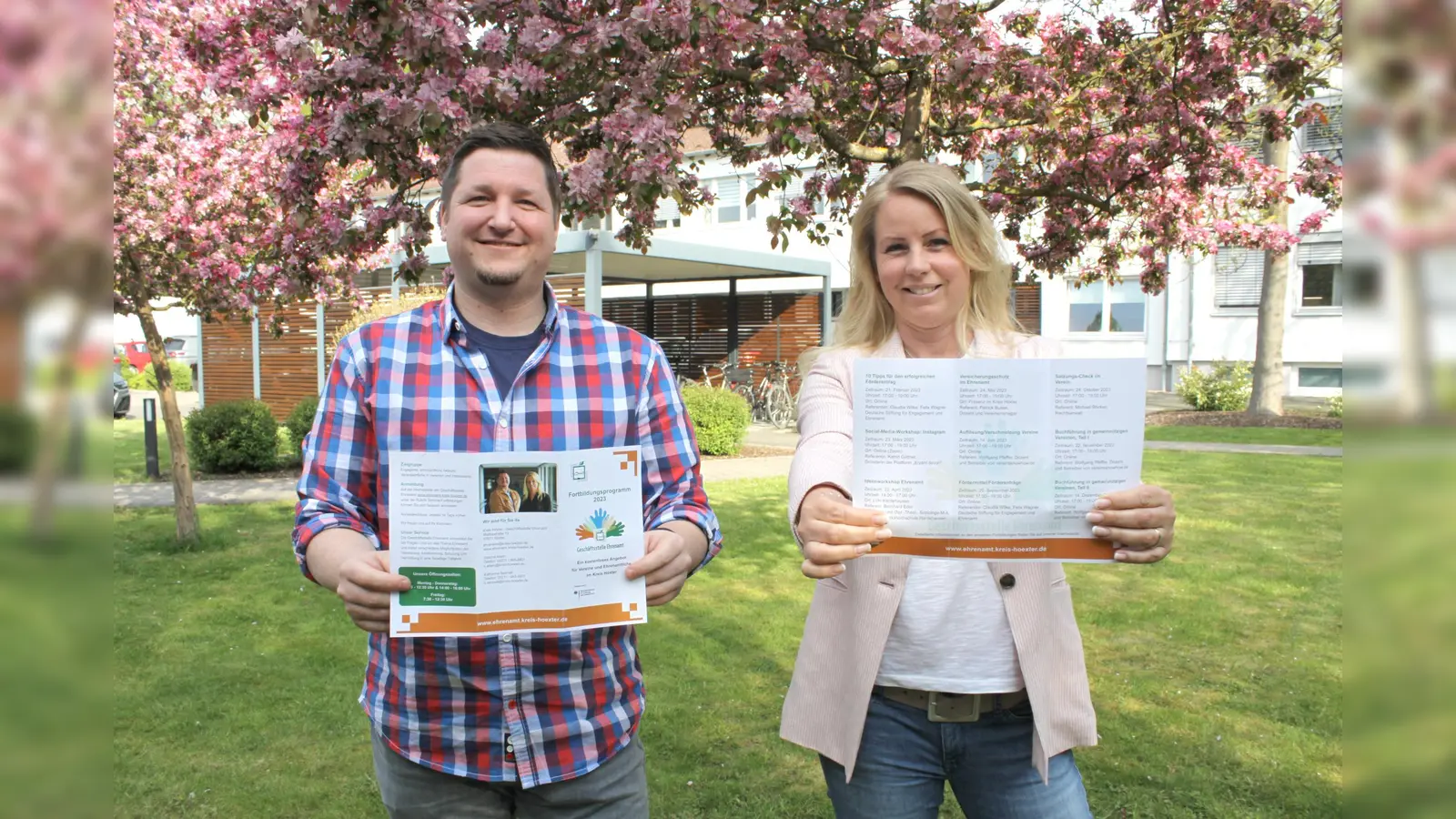 Sascha Atteln und Katharina Serinelli von der Geschäftsstelle Ehrenamt informieren über Versicherungsschutz. (Foto: Kreis Höxter)