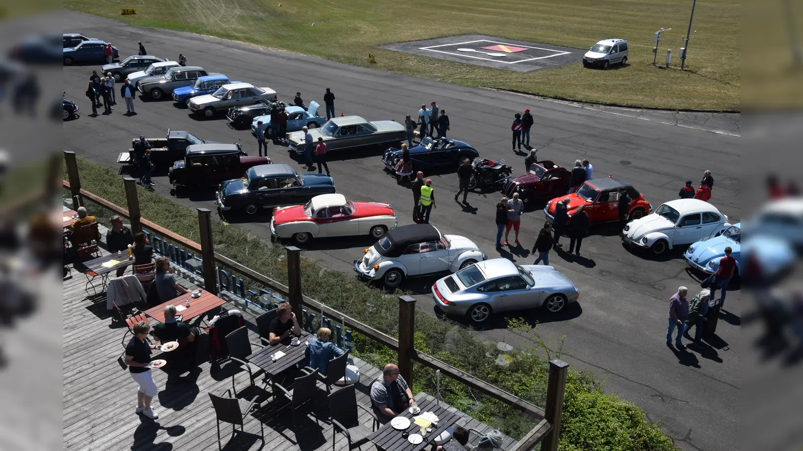 Blick vom Tower auf die Spalier stehenden Oldtimer auf dem Vorfeld. (Foto: Otto)