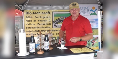 Reiner Aroniabeerensaft von „WeserAronia“ aus Wahmbeck wurde von Carsten Ilsemann angeboten. Der reine Bio-Fruchtsaft soll reich an Vitamin C und Antioxidantien sein.  (Foto: Barbara Siebrecht)