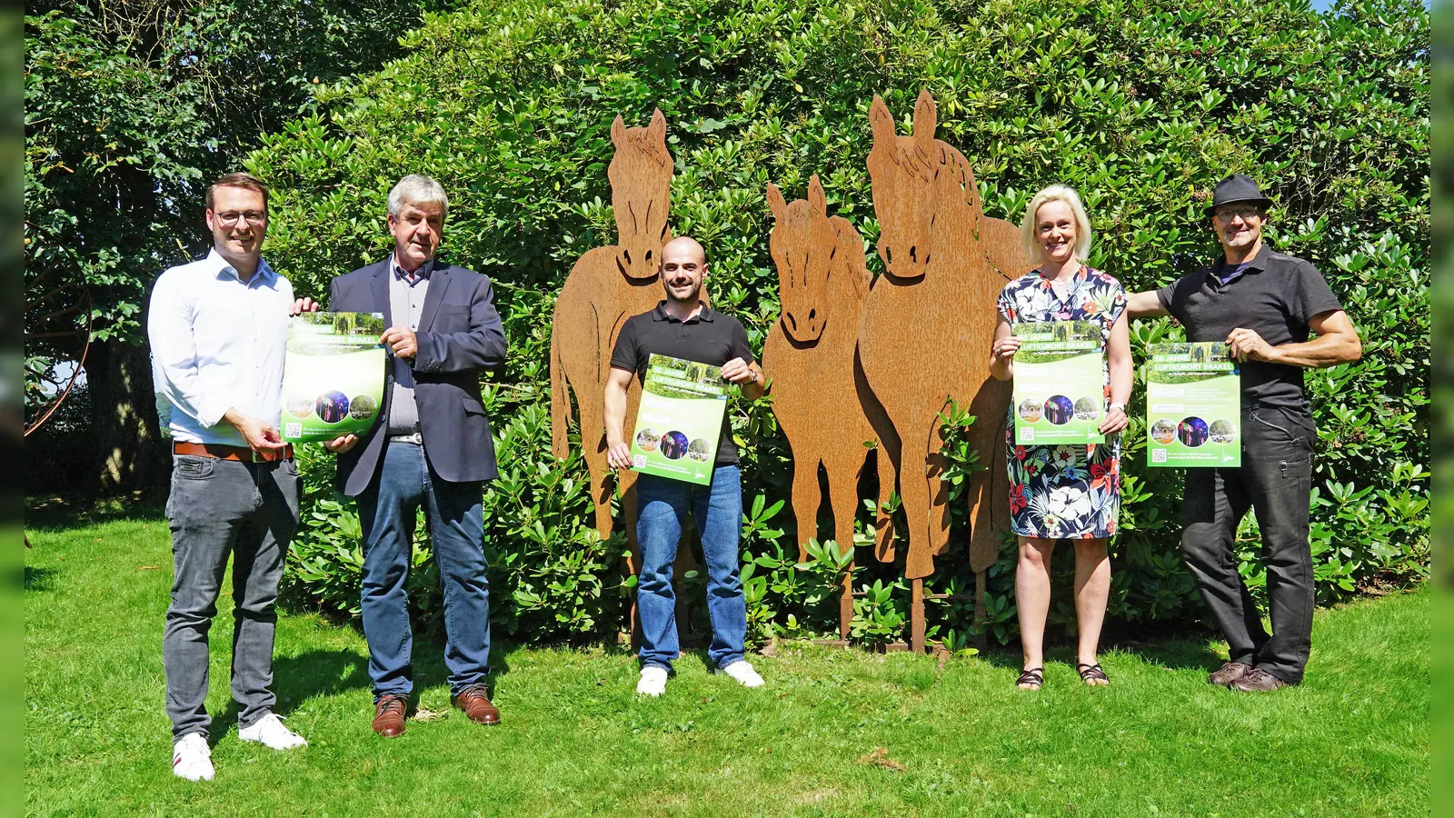 Möchten auf das bevorstehende Jubiläumswochenende am 7. und 8. September im Kurpark hinweisen: (v.l.) Alexander Kleinschmidt (Allgemeiner Vertreter des Bürgermeisters), Bürgermeister Hermann Temme, David Prott (Stadtmarketing), Viola Wellsow (Vorsitzende des Ausschusses für Wirtschaftsförderung und Stadtmarketing) sowie der Künstler Hans Kordes. (Foto: Stadt Brakel)