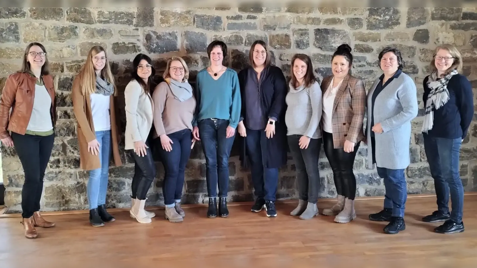 Das neue und das alte Team. (v.l.) Daniela Reitemeyer, Kathrin Redlich, Sandra Menze- Sievers, Daniela Dierkes, Michaela Temme, Sabrina Böddeker, Marie Groppe, Lisa Behler, Claudia Behler, Karola Güthoff. (Foto: kfd Tietelsen-Rothe)