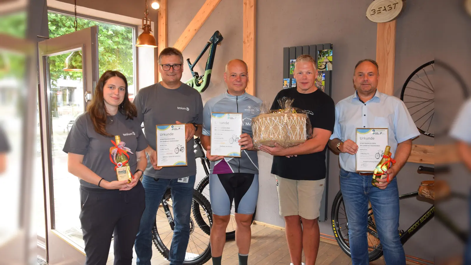 Team Symrise, Tesium &amp; Symotion auf Platz drei, das Siegerteam vom Radhaus am Markt auf Platz eins und das Team der Kreisverwaltung Holzminden auf Platz zwei, vertreten durch Landrat Michael Schünemann. (Foto: Marc Otto)