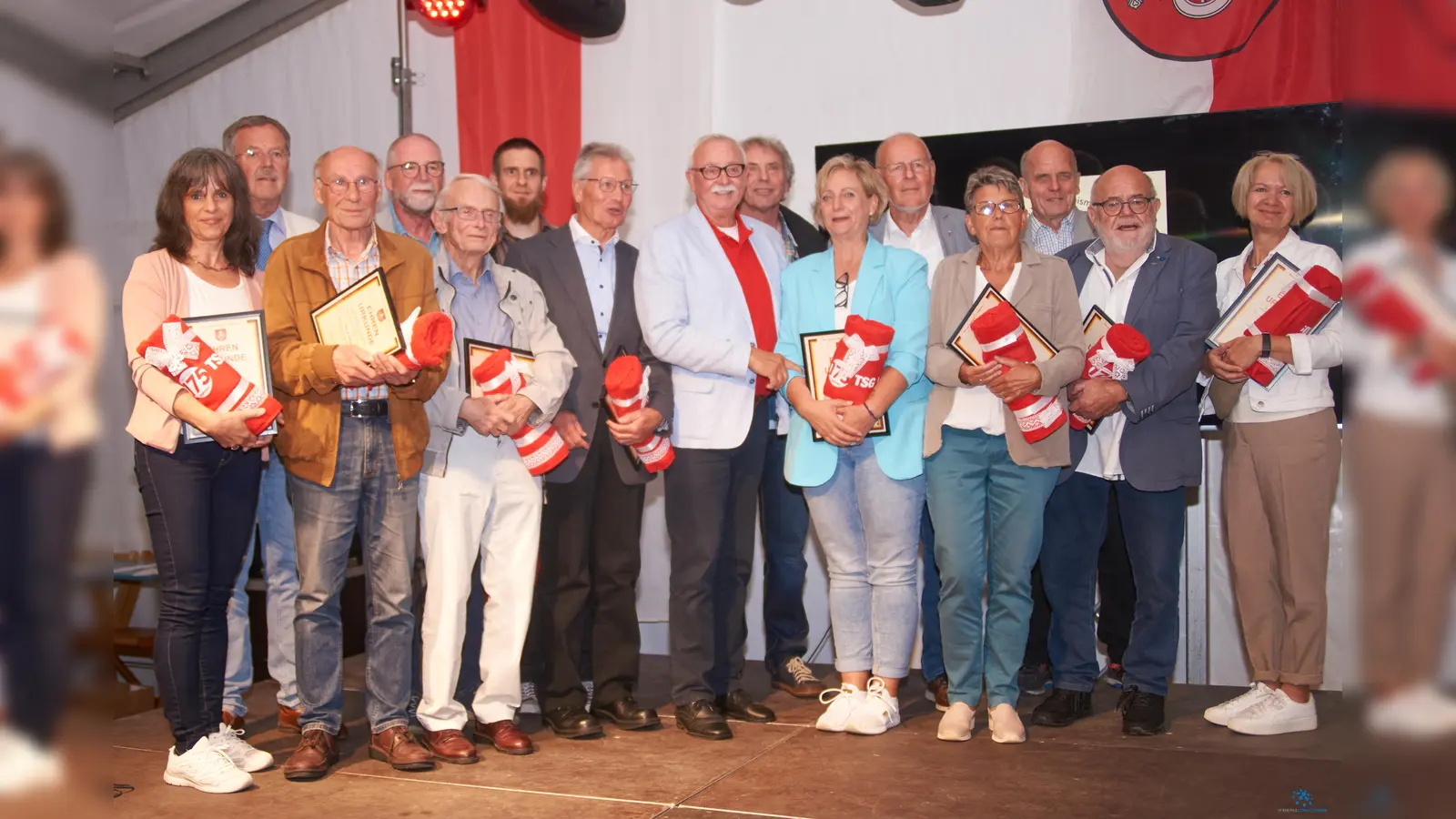 TSG-Chef Sattler (Mitte) ehrte zahlreiche Mitglieder, die sich um den Verein verdient gemacht haben. (Foto: Stefan Bönning)