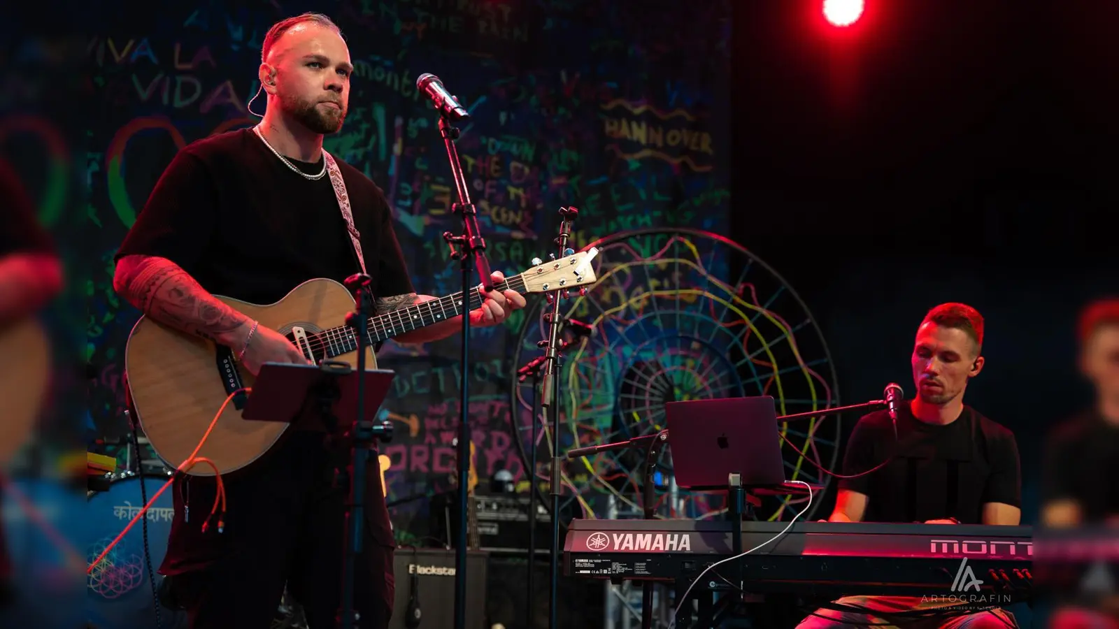 Mit Joshua Tappe (l.) und Patrick Hörle als Acoustic Duo wird das 3. Marktsommer-Konzert zu einem unvergesslichen Abend. (Foto: Susanne Scholz, Artografie)