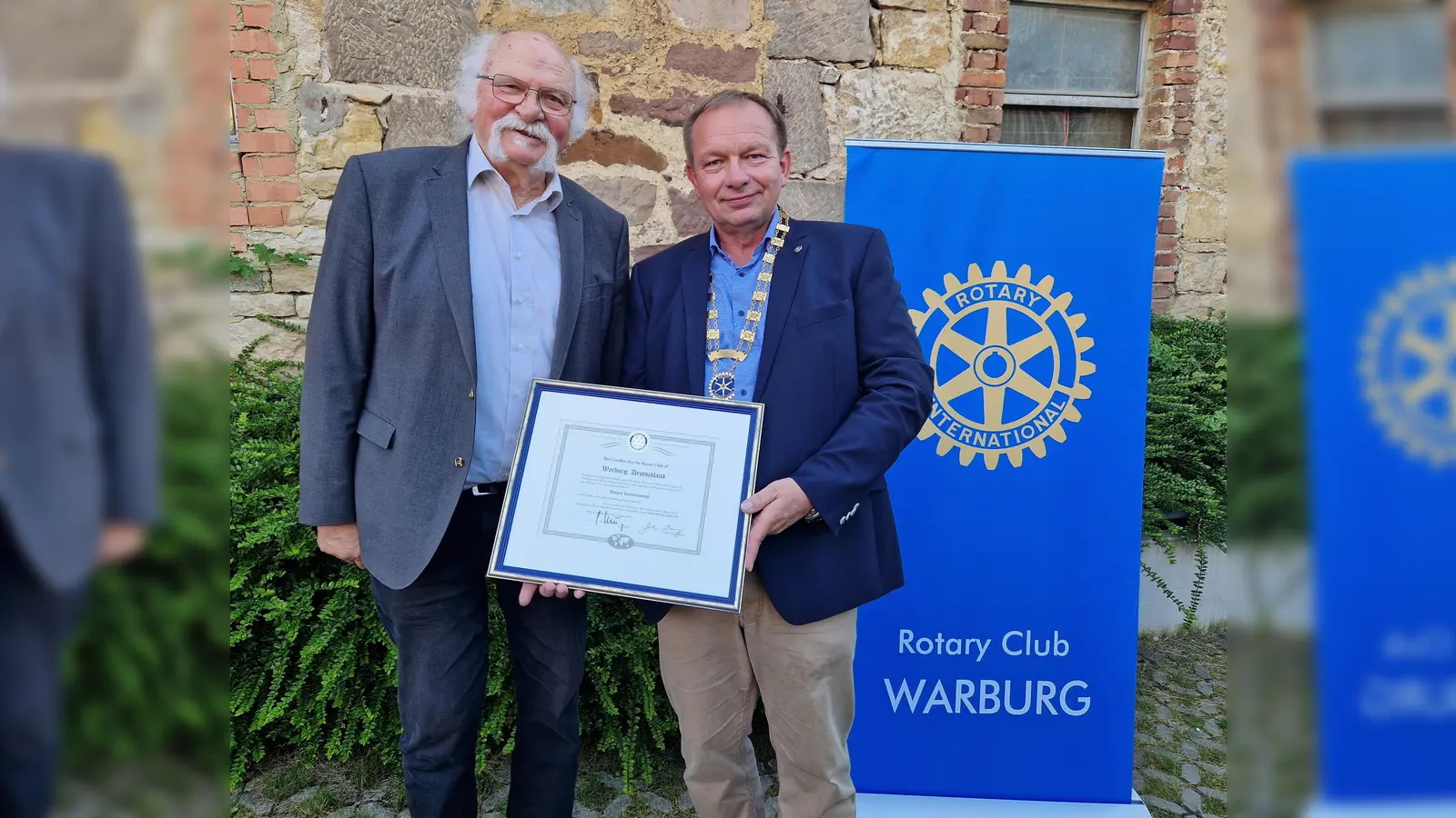 Amtskette und Gründungsurkunde des Clubs übergeben: Past-Präsident Josef Jacobi (l.) gibt den Staffelstab an den neuen Präsidenten Peter Tewes weiter. (Foto: Rotary Club)