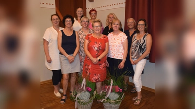 Vorn die scheidende Vorsitzende Petra Wederhake, Angelika Hüfner-Persitzky (neue Vors.), Susan Schäfer (stellv. Vors.), dahinter v. l. Dorothee Evers (Kasse), Renate Firker (ehem. Beisitzerin), Katharina Gauding (Schriftf.), Antje Held, Doreen Schmidt, Karin Suermann (Beisitzerinnen) und Annegret Gauding (Pressearbeit). (Foto: Annegret Gauding )