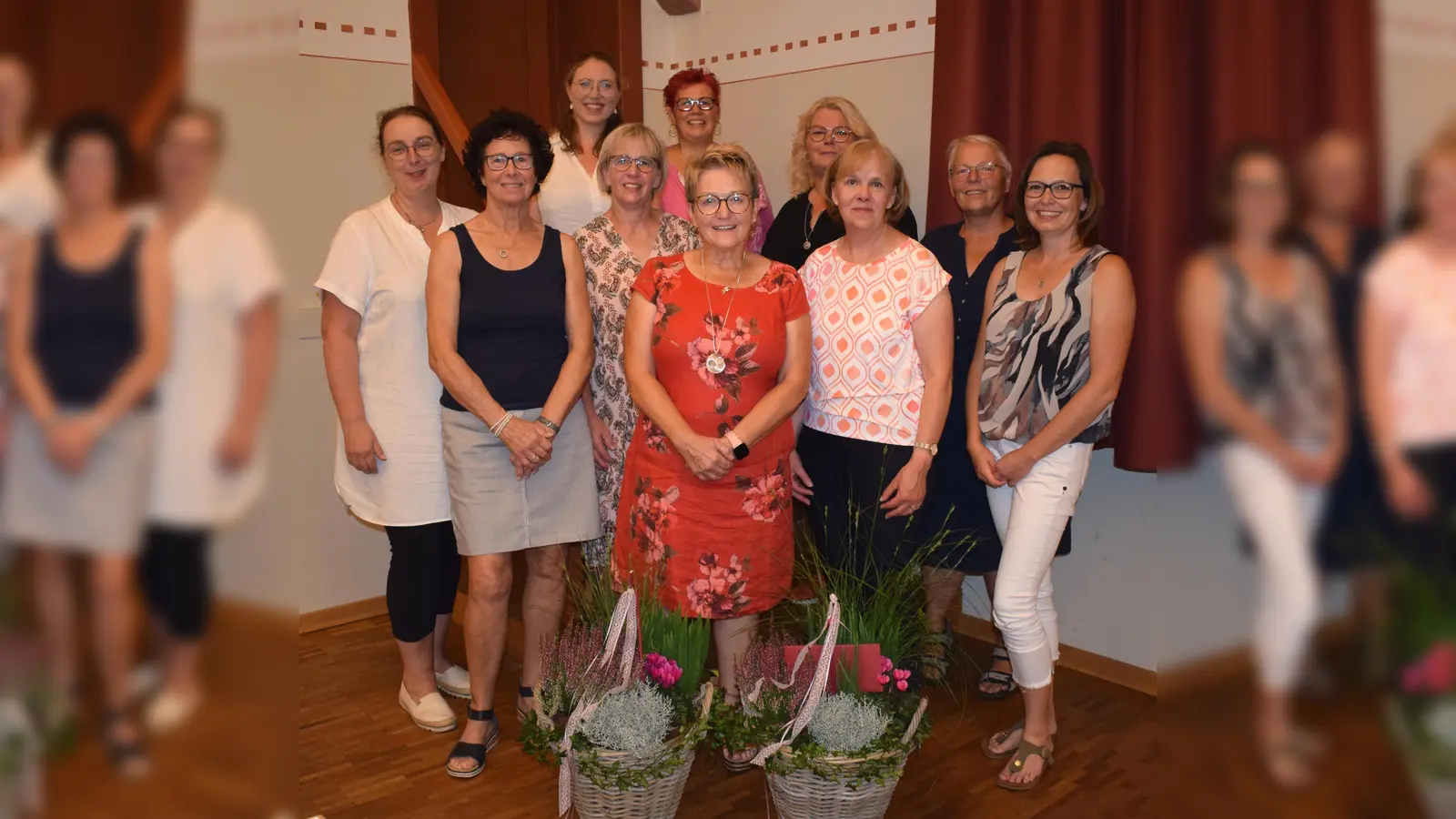 Vorn die scheidende Vorsitzende Petra Wederhake, Angelika Hüfner-Persitzky (neue Vors.), Susan Schäfer (stellv. Vors.), dahinter v. l. Dorothee Evers (Kasse), Renate Firker (ehem. Beisitzerin), Katharina Gauding (Schriftf.), Antje Held, Doreen Schmidt, Karin Suermann (Beisitzerinnen) und Annegret Gauding (Pressearbeit). (Foto: Annegret Gauding )