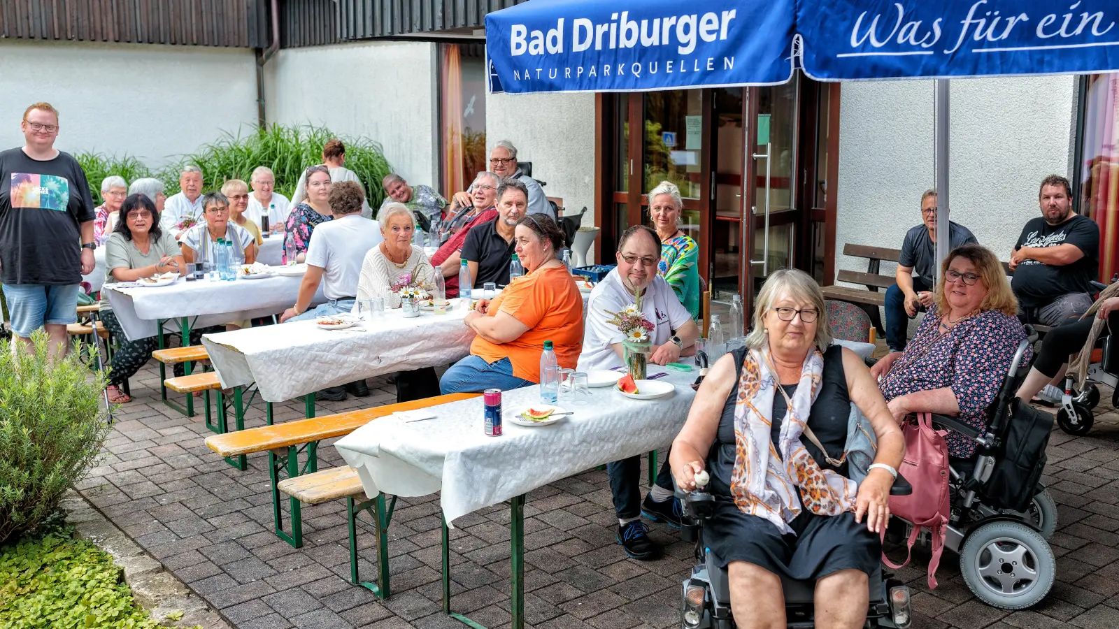 Eine fröhliche Truppe beim Grillfest. (Foto: Kevin Brand)