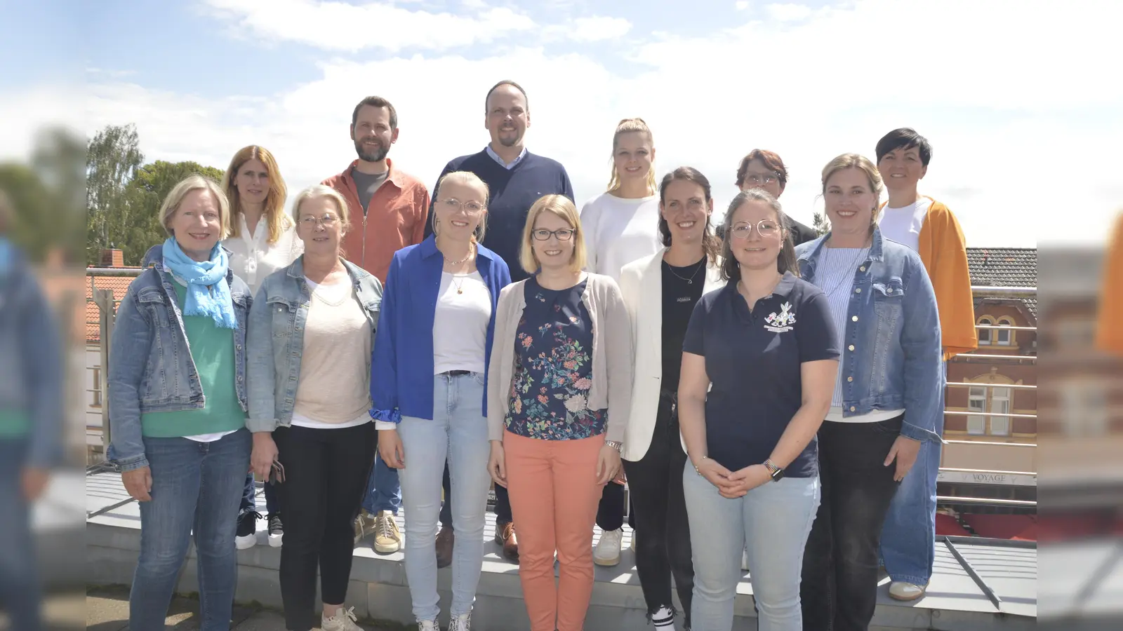 Austausch in Brakel zum Projekt „Lies mit“: (v.l.n.r. hintere Reihe): Sarah Nolte-Jelitte, Christian Junklewitz, Dominic Gehle, Julia Dierkes, Mareike Helms, Kerstin Müller, (v.l.n.r. vordere Reihe) Claudia Vieth-Meyer, Marion Oeynhausen, Anna Beckmann, Anja Ferranti, Lea Brune, Marika Lepa und Annika Weber. (Foto: Kreis Höxter)