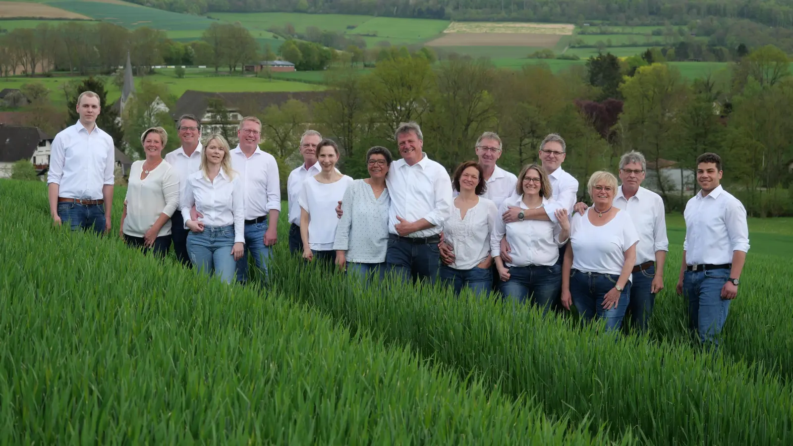 Der Hofstaat und sein Königspaar (v.l.): Leon Müller (Schöffe), Beate Drüke mit Stefan Schrott, Simone und Marc Gonnermann, Manfred und Monika Ferlemann, Königspaar Susanne und Jörg Frewert, Marina und Martin Finke, Christina und Frank Diekmann, Sabine und Dietmar Winkelhahn, Marvin Frewert (Schöffe). (Foto: privat)